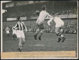 Magyarország Csehszlovákia elleni nemzetközi mérkőzésen, feliratozott fotó, 23×17,5 cm