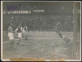 Futballmérkőzésen, feliratozott fotó, 23×17,5 cm
