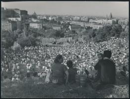 Inkey Tibor (1908-1998): Alkotmány ünnep, hátoldalon feliratozott fotó, 24×18 cm