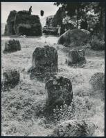 Járai Rudolf (1913-1993): Sírkövek, fotó, hátoldalon feliratozva, 23×17,5 cm