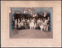 cca 1920-30 Esküvői csoportkép katonákkal, tisztekkel, néhányon kitüntetéssel, Eger, Kiss és Fia fényképészek vintage fotója kartonon, kopásnyomokkal, kartonon apró foltokkal, 16,5x22,5 cm