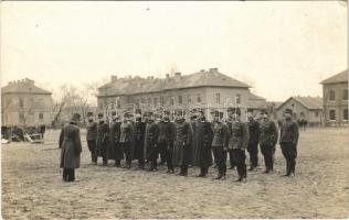 Osztrák-magyar katonák gyülekezője egy budapesti laktanya udvarán / WWI Austro-Hungarian K.u.K. military barracks, group of soldiers. Schäffer photo