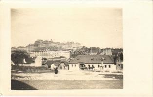 Budapest I. Tabán, Kereszt tér, Albecker féle vendéglő épülete, lovaskocsi, háttérben a budai vár. photo