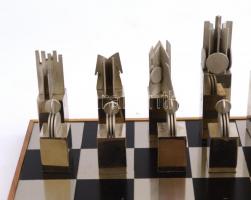 Antal László (1942): Iparművész sakk készlet. Fém figurák. Nagy méretű táblával 50x50 cm. Bőrdíszműv...