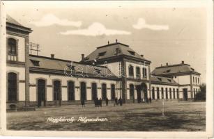 Nagykároly, Carei; pályaudvar, vasútállomás / railway station. photo (non PC)