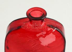 Piros, mintás üvegváza. Formába öntött, mintás, anyagában színezett, festékhiánnyal, m: 21,5 cm