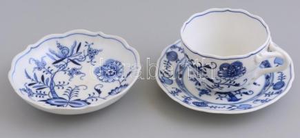 Meisseni porcelán csésze aljjal és tálkával, máz alatti kék festéssel, jelzett, apró kopásokkal, csésze m: 7 cm, d: 9,5 cm, alj: 15,5 cm, tál: 14,5 cm