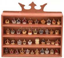 Királyi Koronaékszerek, korona miniatúrák komplett sorozata, 41 db miniatűr korona fa tartóban, 2 füzettel, benne leírásokkal, egy-két kő levált, doboz: 22x31 cm