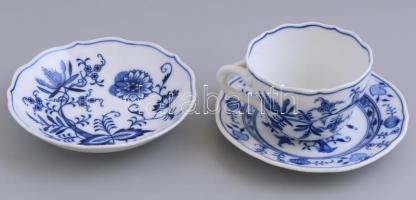 Meisseni porcelán csésze aljjal és tálkával, máz alatti kék festéssel, jelzett, hibátlan, csésze m: 7 cm, d: 9,5 cm, alj: 15,5 cm, tál: 15 cm