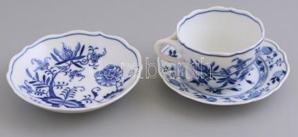 Meisseni porcelán csésze aljjal és tálkával, máz alatti kék festéssel, jelzett, hibátlan, csésze m: 7 cm, d: 9,5 cm, alj: 15 cm, tál: 15,5 cm