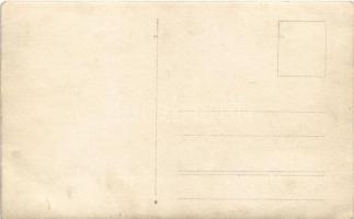 Hajógyári munkások a "Saturnus" lapátkerekes gőzhajó festése közben / Hungarian shipyard w...