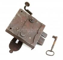 XVIII-XIX. sz. Nagy méretű, antik, kovácsoltvas ajtózár, kilinccsel, kulccsal, zárcímmel Működik. 17...