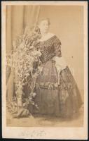 Désirée Artôt (1835-1907) belga énekesnő, Rosina jelmezében (Rossini: Sevillai borbély) Mayer György vizitkártya méretű fotója 6,5x10,5 cm