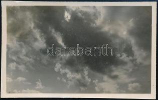 cca 1937 Kinszki Imre (1901-1945) budapesti fotóművész hagyatékából, jelzés nélküli vintage fotó (felhős égbolt), 5x8 cm