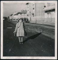 cca 1937 Kinszki Imre (1901-1945) budapesti fotóművész hagyatékából, jelzés nélküli vintage fotó (Kinszki Juditka), a képen törésvonal, 6,3x6 cm