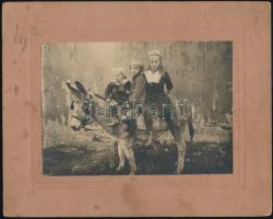 cca 1910 Csacsiháton, jelzés nélküli keményhátú vintage fotó, 18,8x23,5 cm