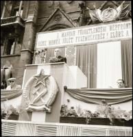cca 1950 Budapest, Rákosi Mátyás választási beszéde a Kossuth téren, 5 db vintage NEGATÍV Kotnyek Antal (1921-1990) budapesti fotóriporter hagyatékából, 6x6 cm