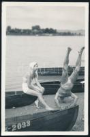 cca 1950 Párválasztó násztánc az evezősök világából, vintage fotó Fekete György (1904-1990) budapesti fényképész hagyatékából, jelzés nélkül, 8,5x5,5 cm