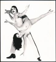 cca 1960 Egy dinamikus tánc hevében bármi megtörténhet, jelzés nélküli vintage fotó, 19,6x18 cm
