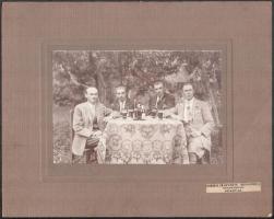 cca 1928 Sörözős társaság a kertben, Mihájlovics Honoria szarvasi fényképész jelzett felvétele, 11,5x17 cm, karton 21,5x27,2 cm