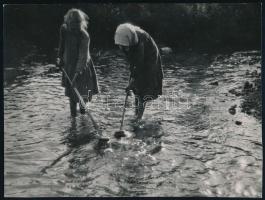 1938 Dr. Sevcsik Jenő (1899-1996) hagyatékából jelzés nélküli vintage fotóművészeti alkotása (Játék a patakban), 18x24 cm