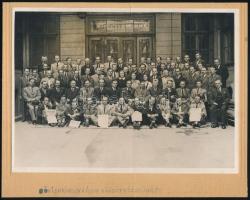 cca 1925 Söripari munkások küldött közgyűlésének résztvevői, feliratozott csoportkép, középen hajtásvonal, 17,3x23,5 cm, karton 20,5x25,8 cm