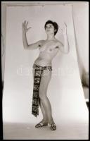 cca 1971 Szexi modellek, szolidan erotikus felvételek, 12 db vintage NEGATÍV, 36x24 mm