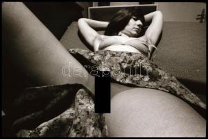cca 1971 Szexi modellek, szolidan erotikus felvételek, 12 db vintage NEGATÍV, 36x24 mm