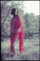 cca 1969 Lányok, asszonyok mutatványa, szolidan erotikus felvételek,12 db DIAPOZITÍV, 36x24 mm