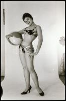 cca 1970 Testművészet, szolidan erotikus felvételek, 19 db vintage NEGATÍV, 36x24 mm