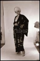 cca 1969 Lengén öltözve, szolidan erotikus felvételek, 18 db  NEGATÍV, 36x24 mm