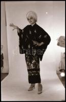 cca 1969 Lengén öltözve, szolidan erotikus felvételek, 18 db  NEGATÍV, 36x24 mm