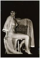 cca 1972 Bátorságpróbák nők számára, szolidan erotikus felvételek, 18 db NEGATÍV, 36x24 mm