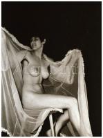 cca 1972 Bátorságpróbák nők számára, szolidan erotikus felvételek, 18 db NEGATÍV, 36x24 mm