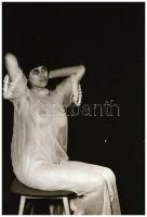 cca 1972 Bátorságpróbák nők számára, szolidan erotikus felvételek, 18 db NEGATÍV, 36x24 mm