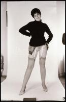 cca 1972 Bátorságpróbák nők számára, szolidan erotikus felvételek, 18 db NEGATÍV, 36x24 mm