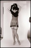 cca 1972 Bátorságpróbák nők számára, szolidan erotikus felvételek, 18 db NEGATÍV, 36x24 mm