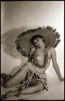 cca 1974 Egzotikus szépség, szolidan erotikus felvételek, 6 db vintage NEGATÍV, 36x24 mm