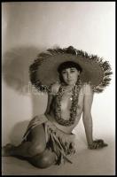 cca 1974 Egzotikus szépség, szolidan erotikus felvételek, 6 db vintage NEGATÍV, 36x24 mm