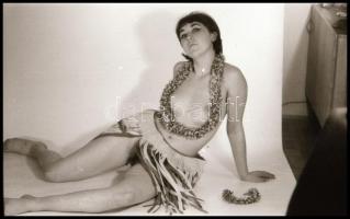 cca 1974 Egzotikus szépség, szolidan erotikus felvételek, 6 db vintage NEGATÍV, 36x24 mm