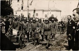 1940 Nagyvárad, Oradea; bevonulás, férfi horogkeresztes karszalaggal / entry of the Hungarian troops, man with swastika armband. photo