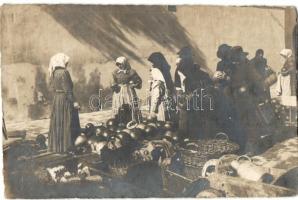 1920 Kecskemét, dinnyevásár a piacon. photo