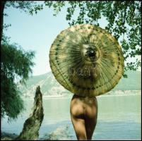 1987 Napernyővel elölről is, hátulról is, 2 db vintage NEGATÍV Menesdorfer Lajos (1941-2005) budapes...