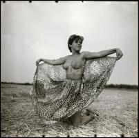 cca 1987 Aktfotózás a szabadban, 6 db vintage NEGATÍV Menesdorfer Lajos (1941-2005) budapesti fotómű...