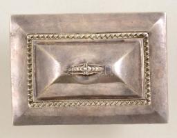 cca 1910 Angol ezüst (Ag) lábas cukordoboz, belül aranyozott, jelzett, 10×7×9,5 cm, nettó: 182,3 g /...