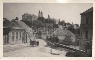 Veszprém, utca, photo. Hátoldalon "Népművészeti Minisztérium Képzőművészeti osztálya nyomását engedélyezem" (ragasztónyom / gluemark)