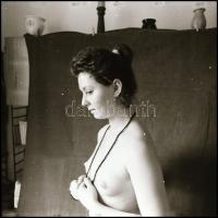 cca 1983 Menesdorfer Lajos (1941-2005) budapesti fotóművész hagyatékából, 5 db vintage NEGATÍV a testi szépségről, 6x6 cm és 4,5x6 cm