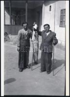 cca 1950 Fehérgyarmat, Bodnár István képriportja a helyiek életéről, 5 db vintage negatív + 5 db mai...