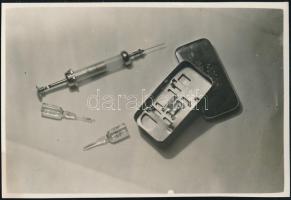 cca 1937 Thöresz Dezső (1902-1963) békéscsabai gyógyszerész és fotóművész hagyatékából, jelzés nélküli  vintage fotó (Orvosi csendélet), 5,5x8,2 cm