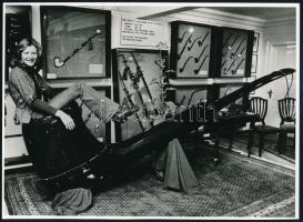cca 1980 ,,Majd adok én neked pipafüstöt!, vintage fotó a hamburgi pipamúzeumból, 17,5x24,2 cm